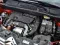 Silnik HDI w samochodzie, widok z góry. Widać turbosprężarkę, przewody i elementy układu elektrycznego.