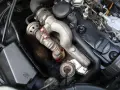 Silnik BMW z zaznaczonymi elementami układu recyrkulacji spalin, potencjalnie związanymi z błędem DTC P0401.