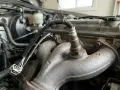 Czujnik tlenu na kolektorze wydechowym, potencjalna przyczyna błędu DTC P0420 w Volkswagenie.