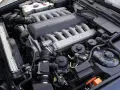 Potężny v12 silnik BMW, serce klasyka, gotowe do pracy.