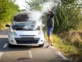 Rozbiegany diesel dymi spod maski. Zrezygnowany kierowca łapie się za głowę na poboczu.