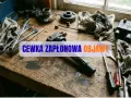 Warsztat samochodowy z narzędziami i cewką zapłonową. Cewka w samochodzie to kluczowy element układu zapłonowego.