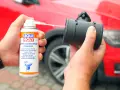 Czyszczenie przepływomierza: puszka preparatu Liqui Moly rozpyla płyn na element silnika.