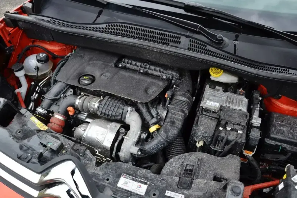 Silnik HDI w samochodzie, widok z góry. Widać turbosprężarkę, przewody i elementy układu elektrycznego.