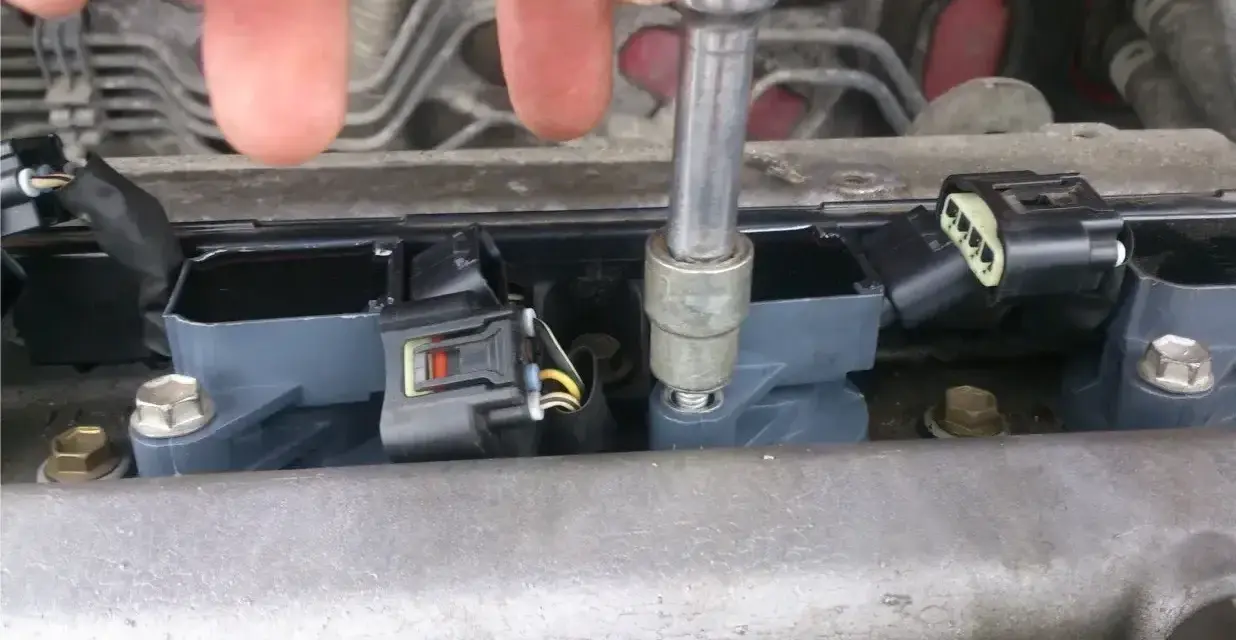 Naprawa BMW z błędem DTC P0301: wymiana cewki zapłonowej.