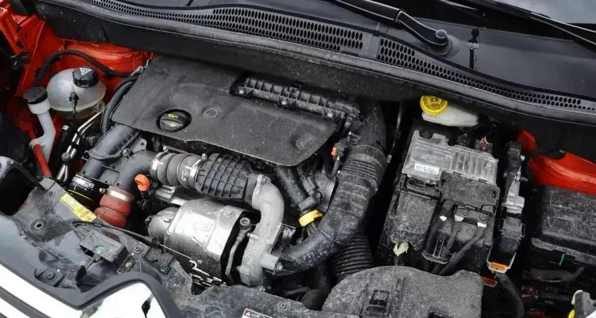 Silnik HDI w samochodzie, widok z góry. Widać turbosprężarkę, przewody i elementy układu elektrycznego.