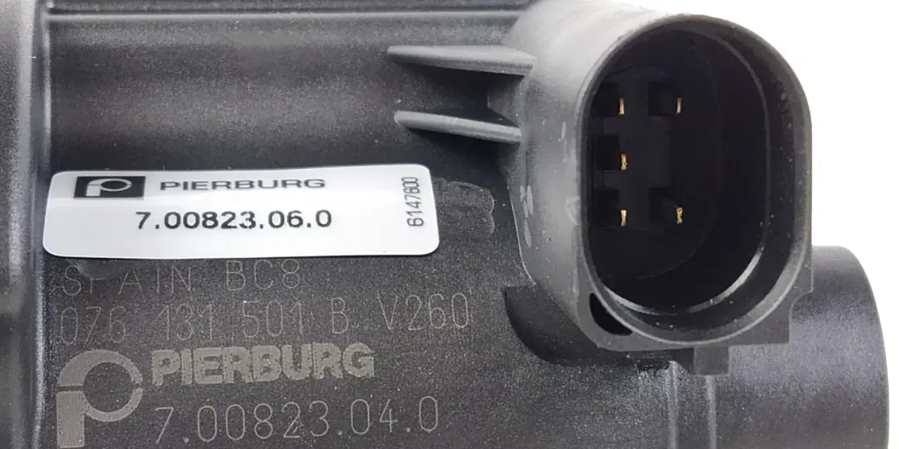Czarny element z logo Pierburg, z numerami 7.00823.06.0 i 7.00823.04.0, oraz złączem elektrycznym.