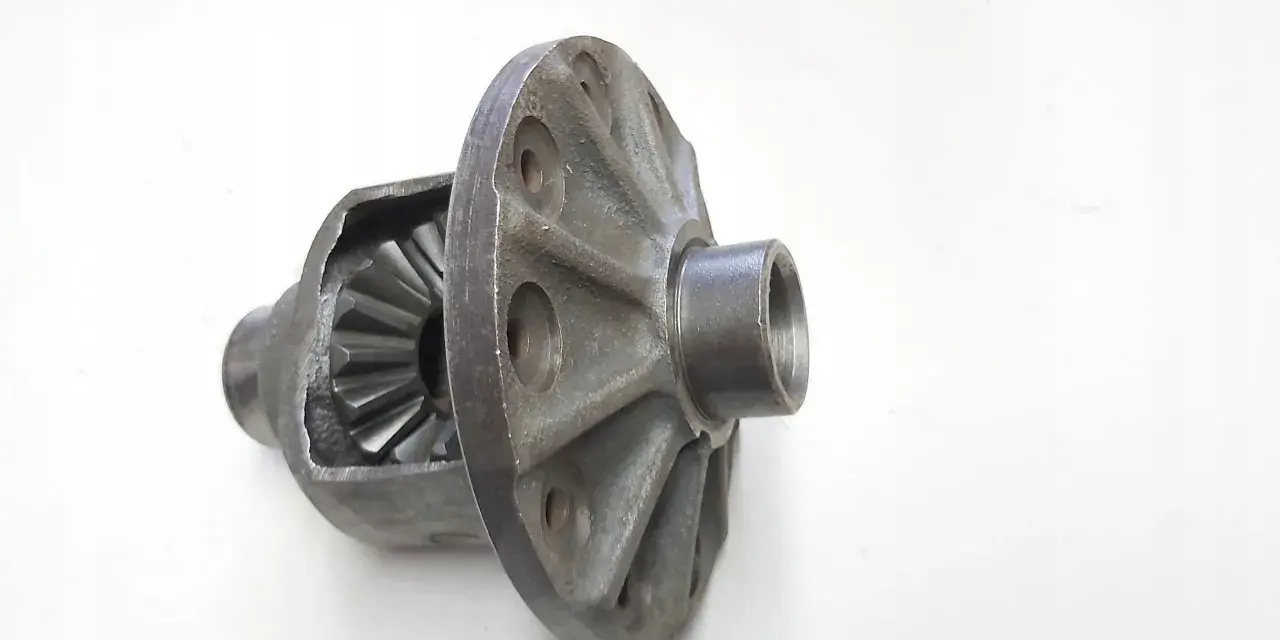 Metalowa obudowa z zębatkami, czyli mechanizm różnicowy inaczej.