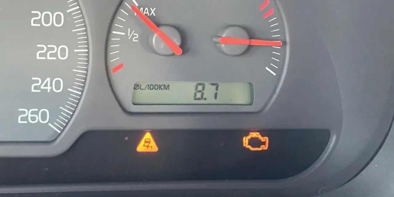 Na desce rozdzielczej świeci się kontrolka ESP i kontrolka silnika.