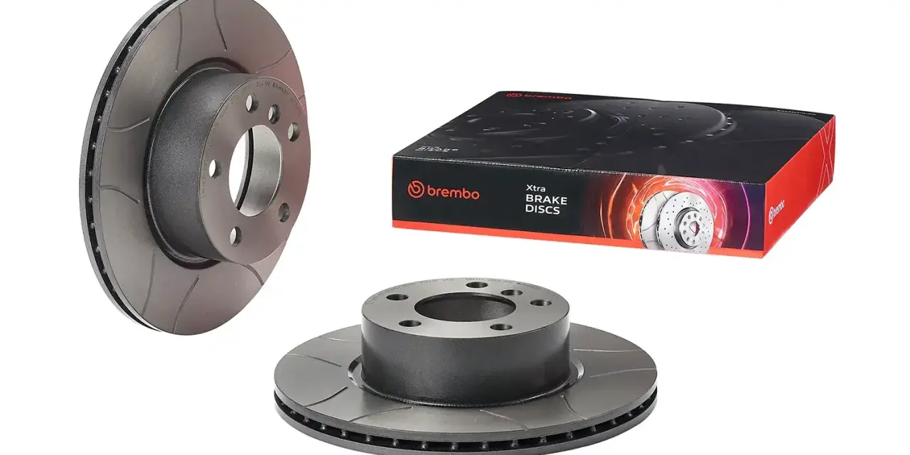 Tarcze hamulcowe Brembo Xtra, gotowe do montażu. Zapewniają doskonałe hamowanie, zapobiegając fadingowi.