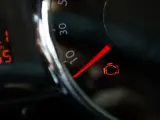 Kontrolka silnika świeci się, wskazując błąd DTC P0171 w Peugeot.