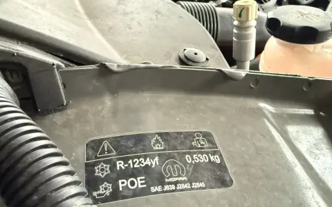 Naklejka pod maską informuje o czynniku klimatyzacji R-1234yf, jego ilości 0,530 kg i oleju POE. Sprawdź czynnik klimatyzacji R1234yf cena.