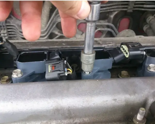 Naprawa BMW z błędem DTC P0301: wymiana cewki zapłonowej.