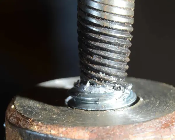 Uszkodzona śruba w aluminiowej obudowie. Widoczne ślady po próbie wykręcenia urwanej śruby z aluminium.