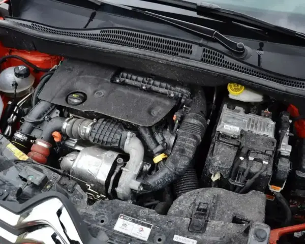 Silnik HDI w samochodzie, widok z góry. Widać turbosprężarkę, przewody i elementy układu elektrycznego.
