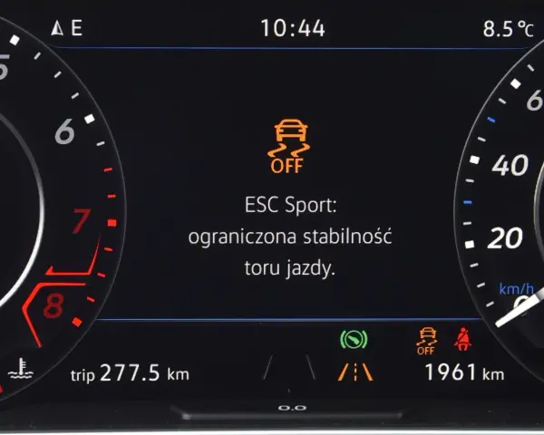 Na desce rozdzielczej świeci się kontrolka "ESC Sport: ograniczona stabilność toru jazdy". To informacja, co to jest asr w aucie.