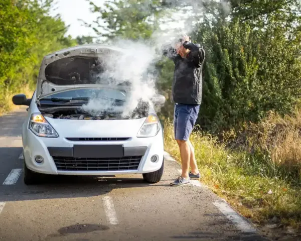 Rozbiegany diesel dymi spod maski. Zrezygnowany kierowca łapie się za głowę na poboczu.