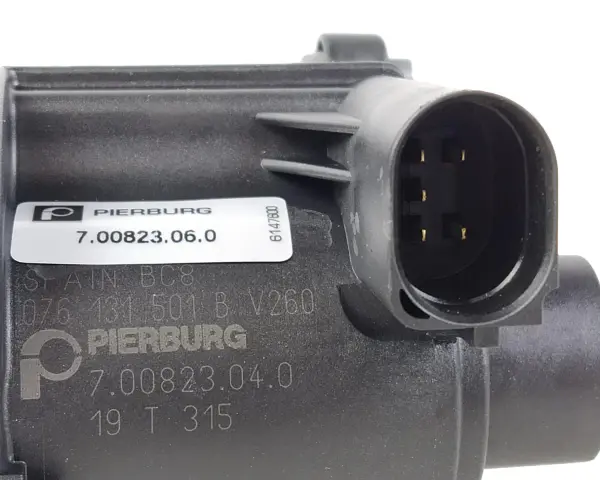 Czarny element z logo Pierburg, z numerami 7.00823.06.0 i 7.00823.04.0, oraz złączem elektrycznym.