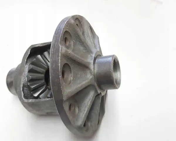 Metalowa obudowa z zębatkami, czyli mechanizm różnicowy inaczej.