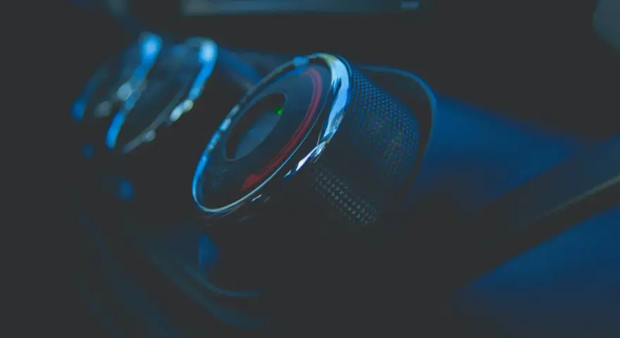 Pokrętło klimatyzacji w samochodzie. Zastanawiasz się, ile kosztuje sprawdzenie szczelności klimatyzacji?