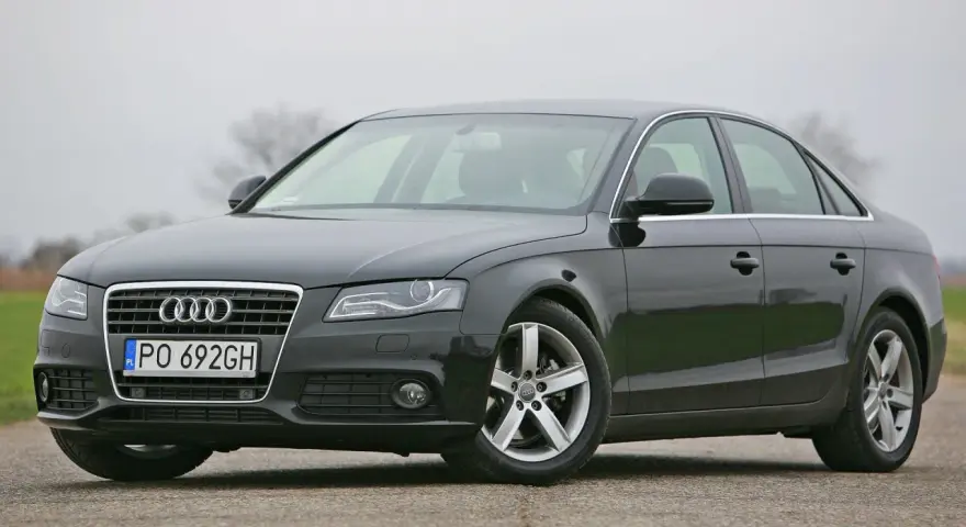 Ciemnoszare Audi A4 B8 2.0 TDI 143 KM na drodze. Zastanawiasz się, jaki akumulator do Audi A4 B8 2.0 TDI 143 KM będzie najlepszy?