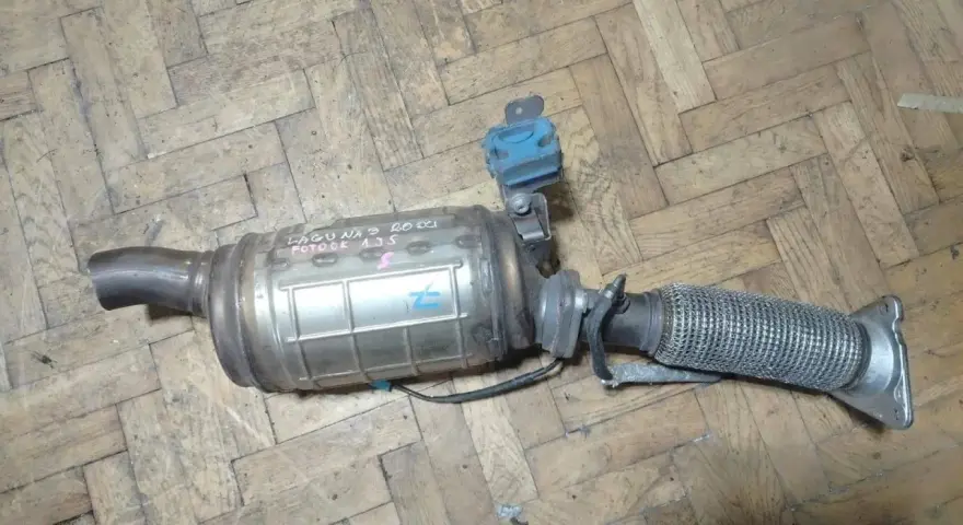 Filtr DPF z Renault Laguna 3 2.0 dCi na drewnianej podłodze.