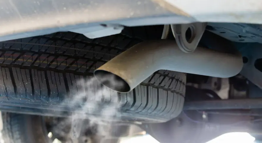 Dlaczego diesel kopci na biało? Poznaj przyczyny i rozwiązania
