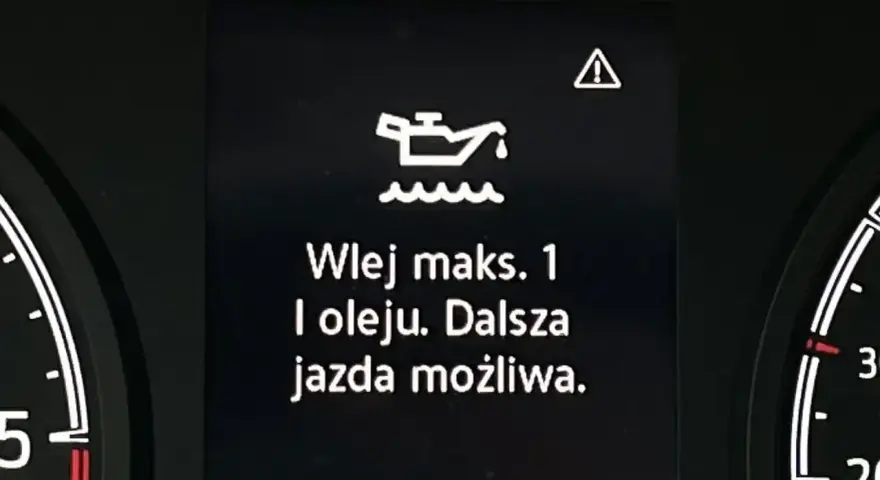 Kontrolka oleju zapala się i gaśnie, informując o konieczności dolania maks. 1 litra oleju. Dalsza jazda jest możliwa.