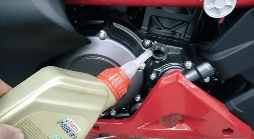 Jak często wymieniać olej w Honda PCX? Kluczowe informacje i porady