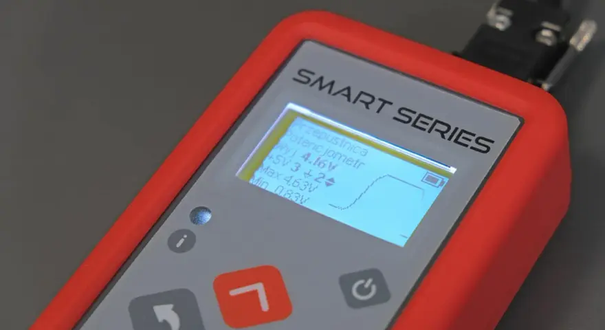 Wyświetlacz urządzenia SMART SERIES pokazuje dane z potencjometru przepustnicy: napięcie wyjściowe 4.16V, zakres 0.83V-4.63V.