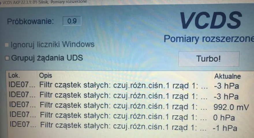 Ekran komputera z programem VCDS pokazujący pomiary ciśnienia różnicowego filtra DPF.