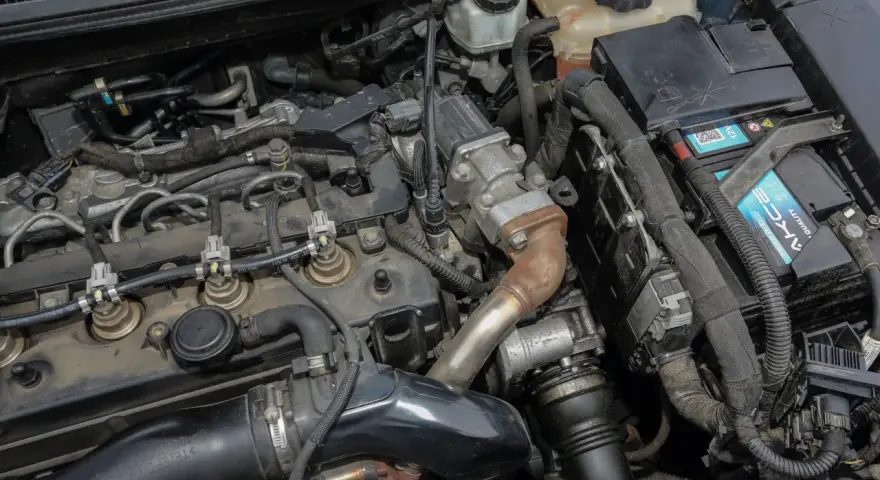 Silnik 1.7 CDTI z widocznymi wtryskiwaczami, turbosprężarką i akumulatorem.