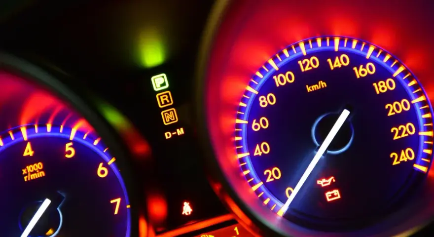 Kontrolki Citroen C3 II: opis deski rozdzielczej. Widoczne kontrolki P, R, N, D-M, obrotomierz i prędkościomierz z podświetleniem.