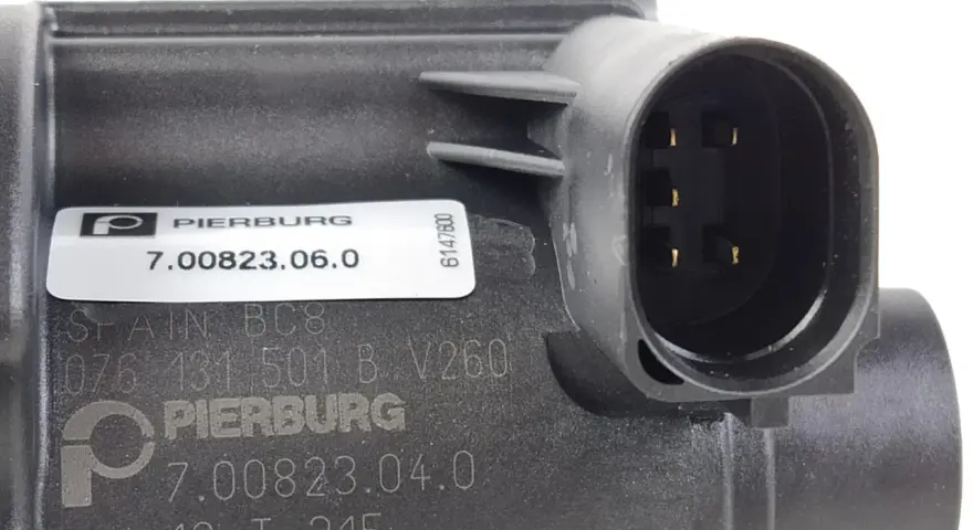 Czarny element z logo Pierburg, z numerami 7.00823.06.0 i 7.00823.04.0, oraz złączem elektrycznym.