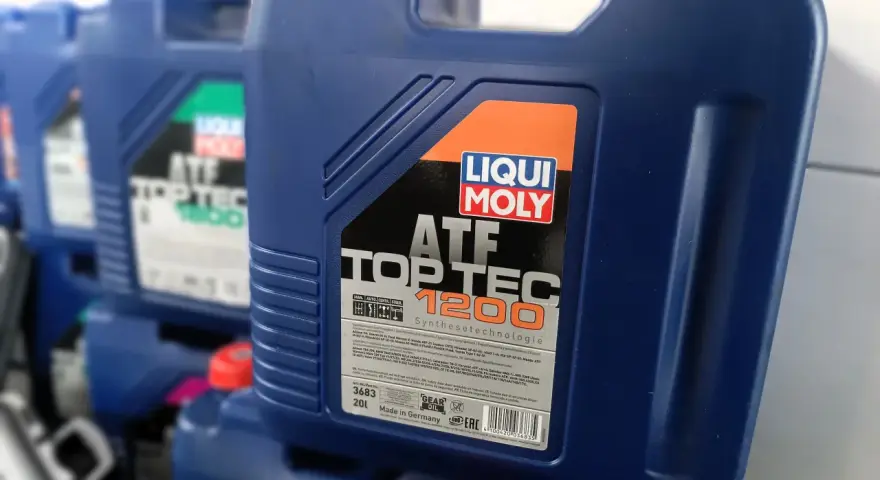 Niebieski kanister z płynem do skrzyni biegów ATF Top Tec 1200 od Liqui Moly.
