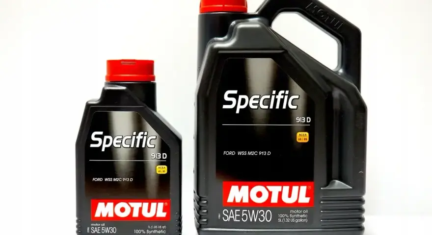 Dwa opakowania oleju silnikowego Motul Specific SAE 5W30. Czy Motul to dobry olej? Tak, ten syntetyczny olej spełnia normę Ford WSS M2C 913 D.