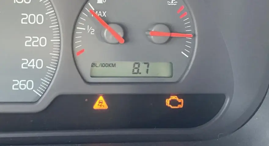 Na desce rozdzielczej świeci się kontrolka ESP i kontrolka silnika.