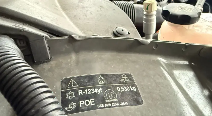 Naklejka pod maską informuje o czynniku klimatyzacji R-1234yf, jego ilości 0,530 kg i oleju POE. Sprawdź czynnik klimatyzacji R1234yf cena.