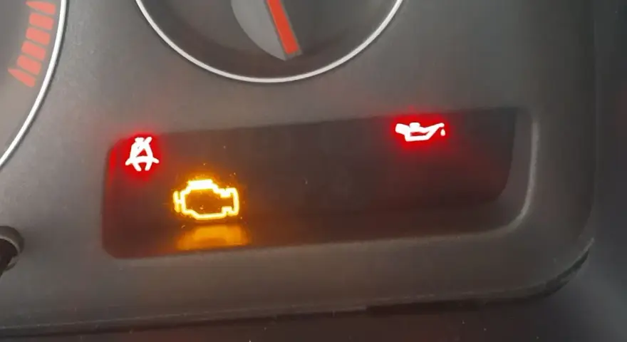 Kontrolka ciśnienia oleju świeci się na czerwono. Jak sprawdzić czujnik ciśnienia oleju?