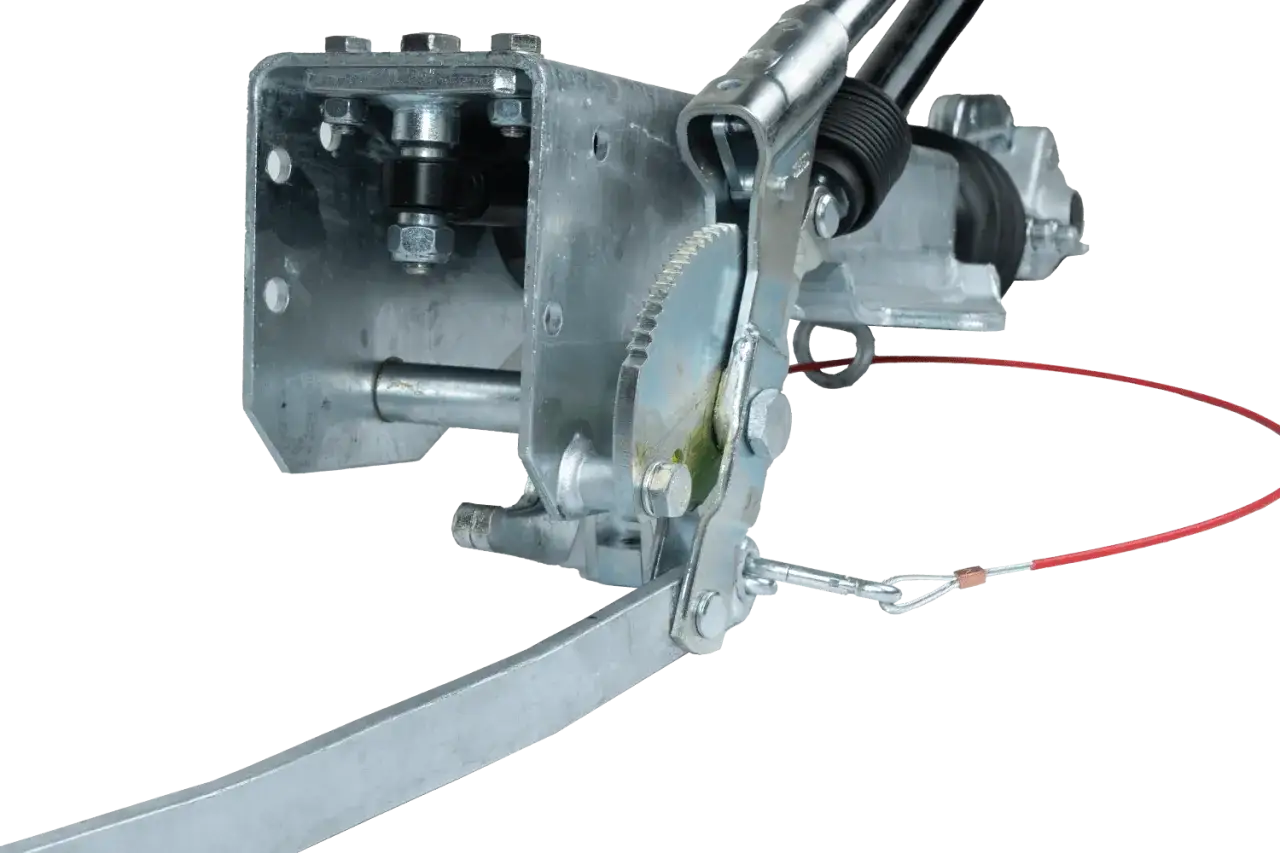 Mechanizm hamulca najazdowego z zębatką i linką zabezpieczającą.