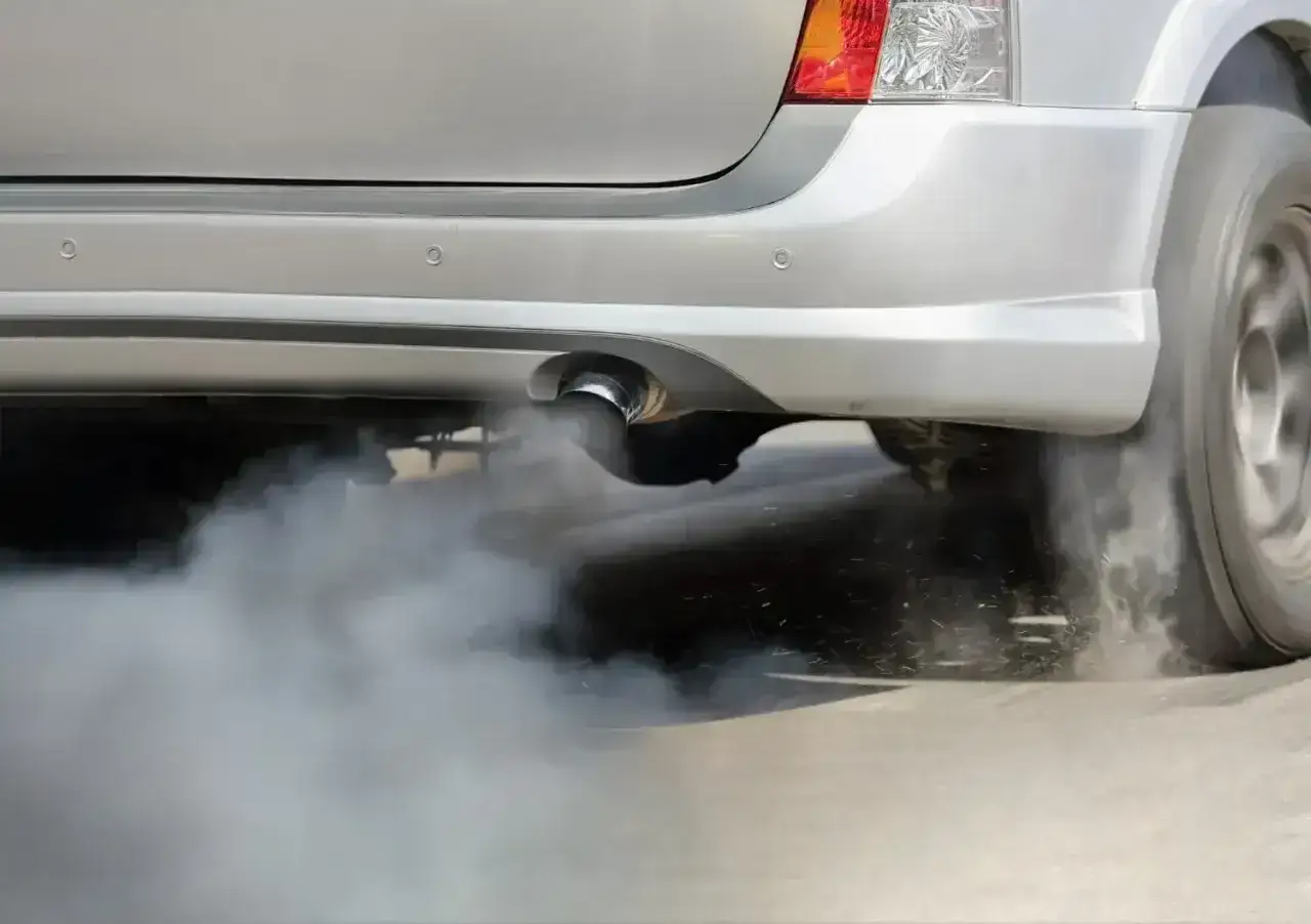 Z rury wydechowej wydobywa się gęsty, czarny dym. To znak, że diesel kopci na czarno, zanieczyszczając powietrze.