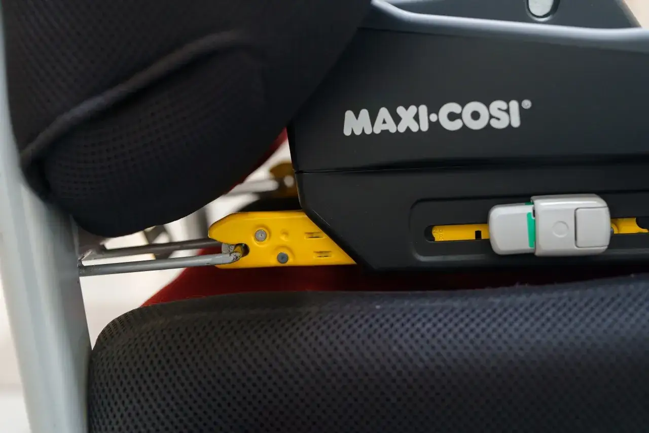 System Isofix co to? Widoczny mechanizm mocowania fotelika Maxi-Cosi do samochodu.