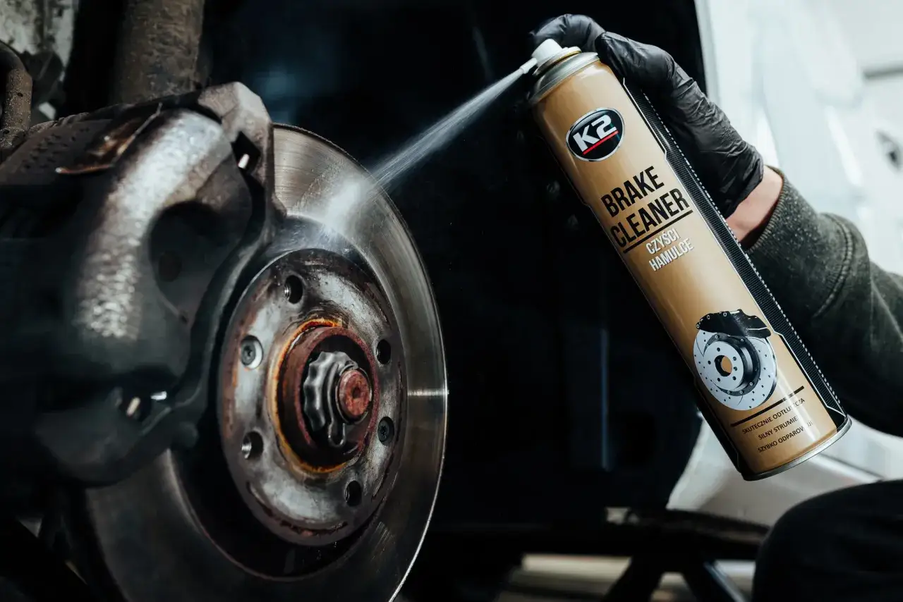 Czyszczenie hamulców preparatem K2 Brake Cleaner. Kiedy wymienić tarcze hamulcowe? Sprawdź stan tarcz i klocków.