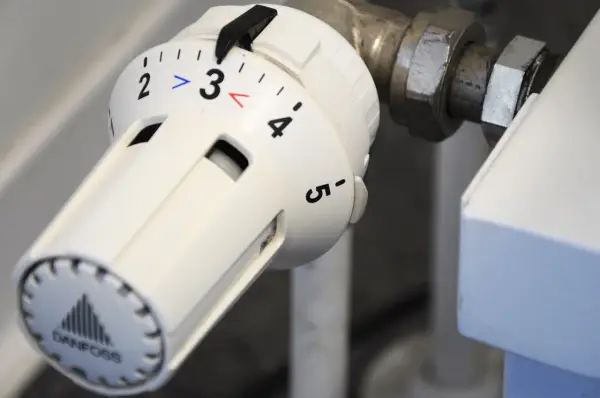 Pokrętło termostatu Danfoss ustawione na 3. To pokrętło reguluje, przy jakiej temperaturze otwiera się termostat, wpływając na ogrzewanie.